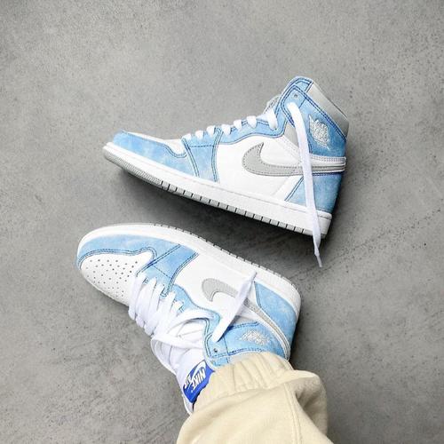 Air Jordan 1 Retro High Hyper Royal Smoke Grey